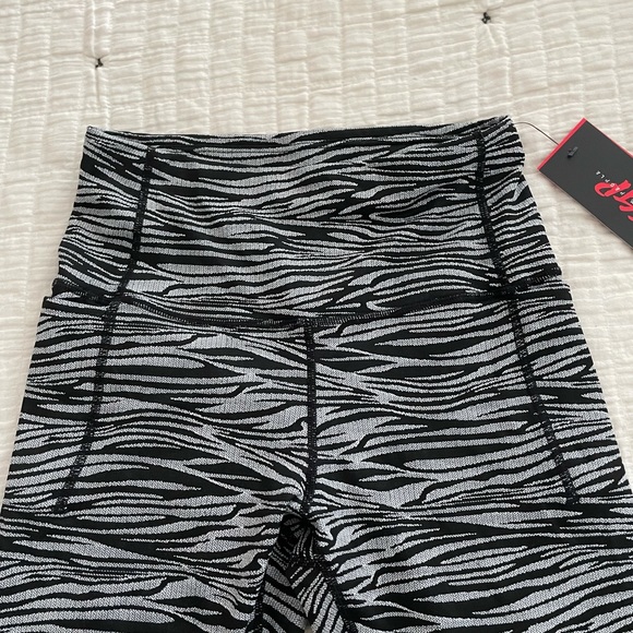 🦓gym people zebra print leggings🦓 - Picture 4 of 6